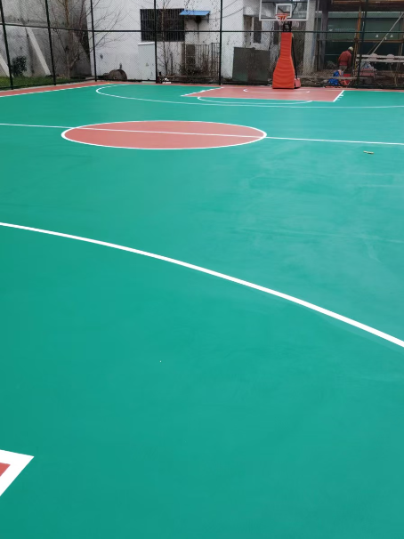 班玛 球场长期使用易出现地面开裂